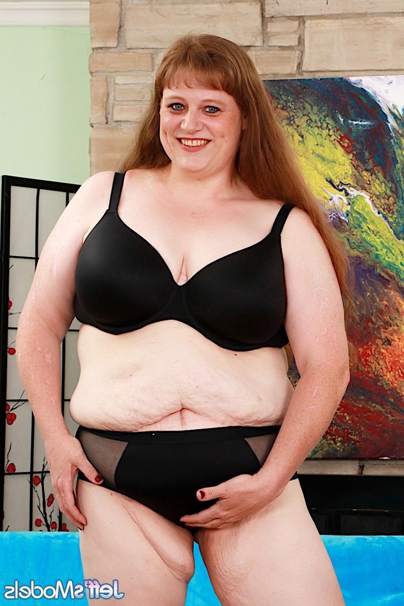 16P SSBBW con el pelo largo y rojo Trixxx Foster abre su coño con los dedos en un futón