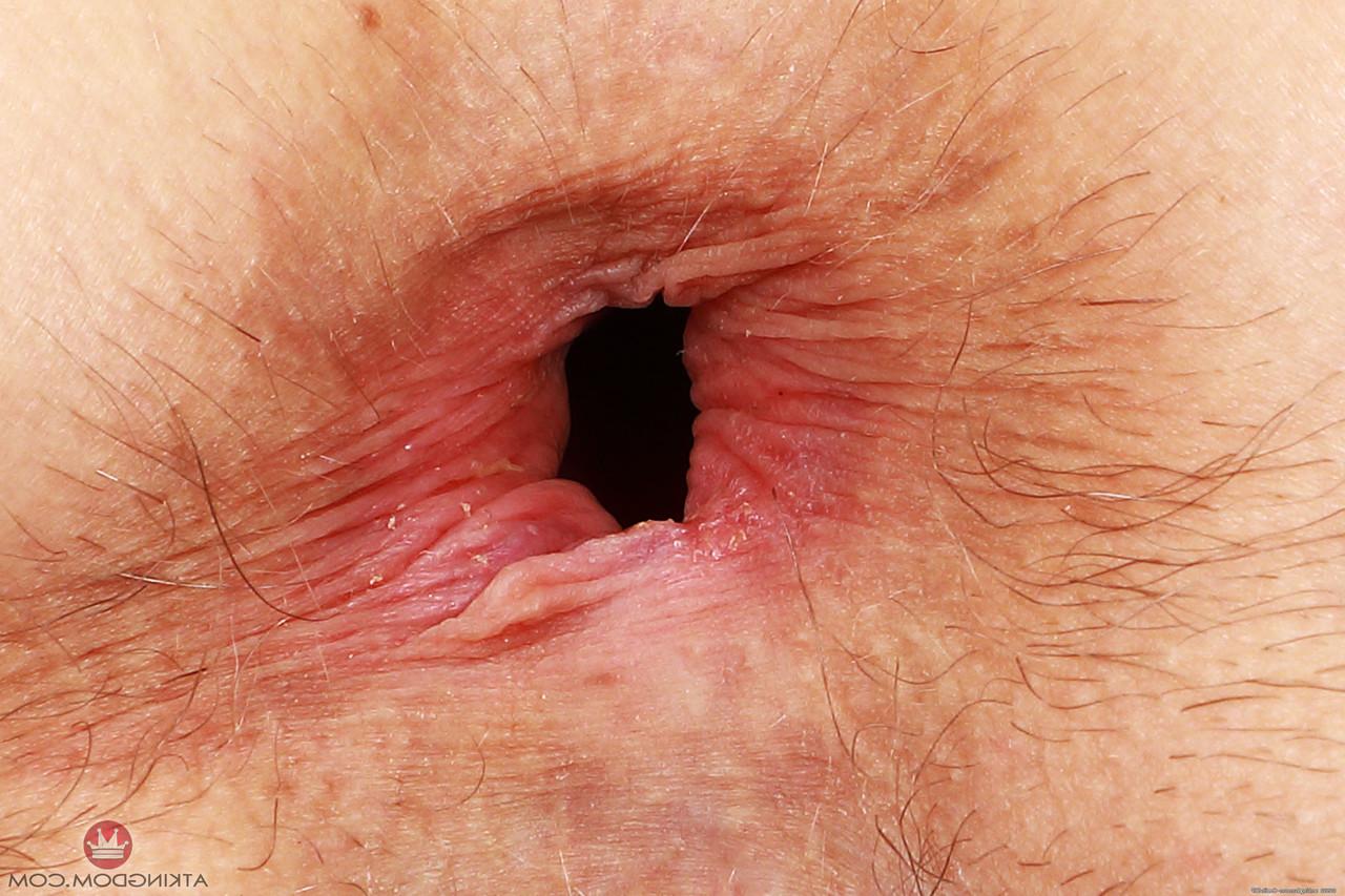 20P La brune Jackie Hoff dévoile ses gros seins flasques et ses trous rasés en extérieur.