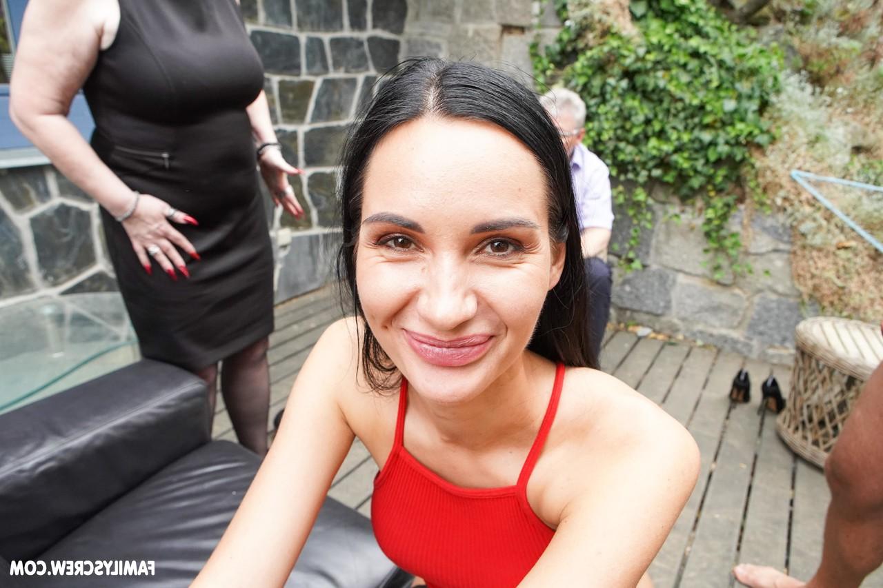 20P Heiße Babes und eine blonde Oma teilen sich voll bekleidet einen steifen Ständer im Freien