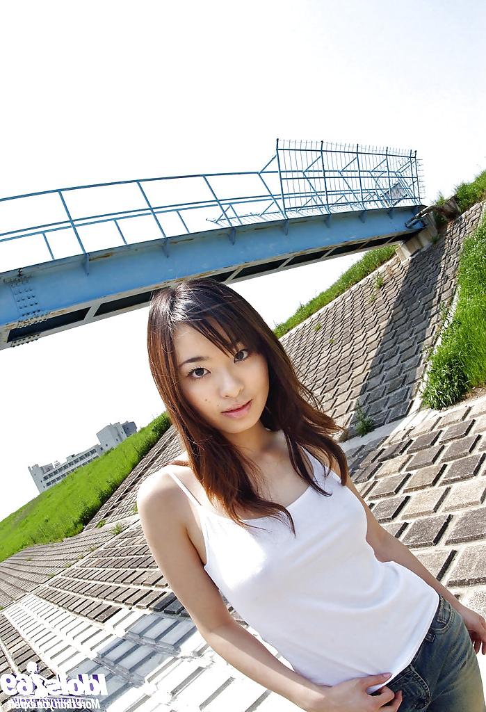 15P きちんとしたお尻を持つかわいいアジアの美女、琴ひかるが服を脱ぎます