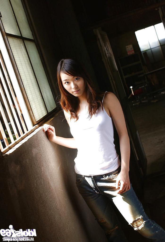 15P きちんとしたお尻を持つかわいいアジアの美女、琴ひかるが服を脱ぎます