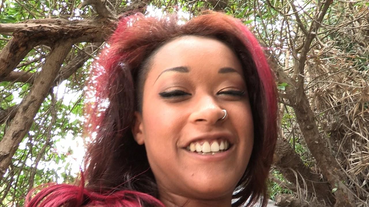 11P Skin Diamond tatuada de ébano expõe seus peitos minúsculos e buceta raspada na praia