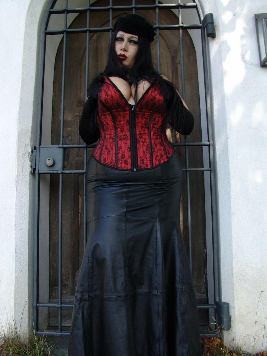 16P A modelo glamorosa de cabelos escuros Lady Angelina liberta suas aldravas de um corpete