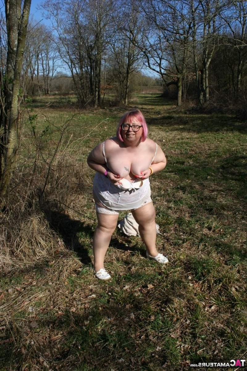 16P Lexie Cummings, une femme obèse, prend une éjaculation sur son gros cul après une pipe en plein air.