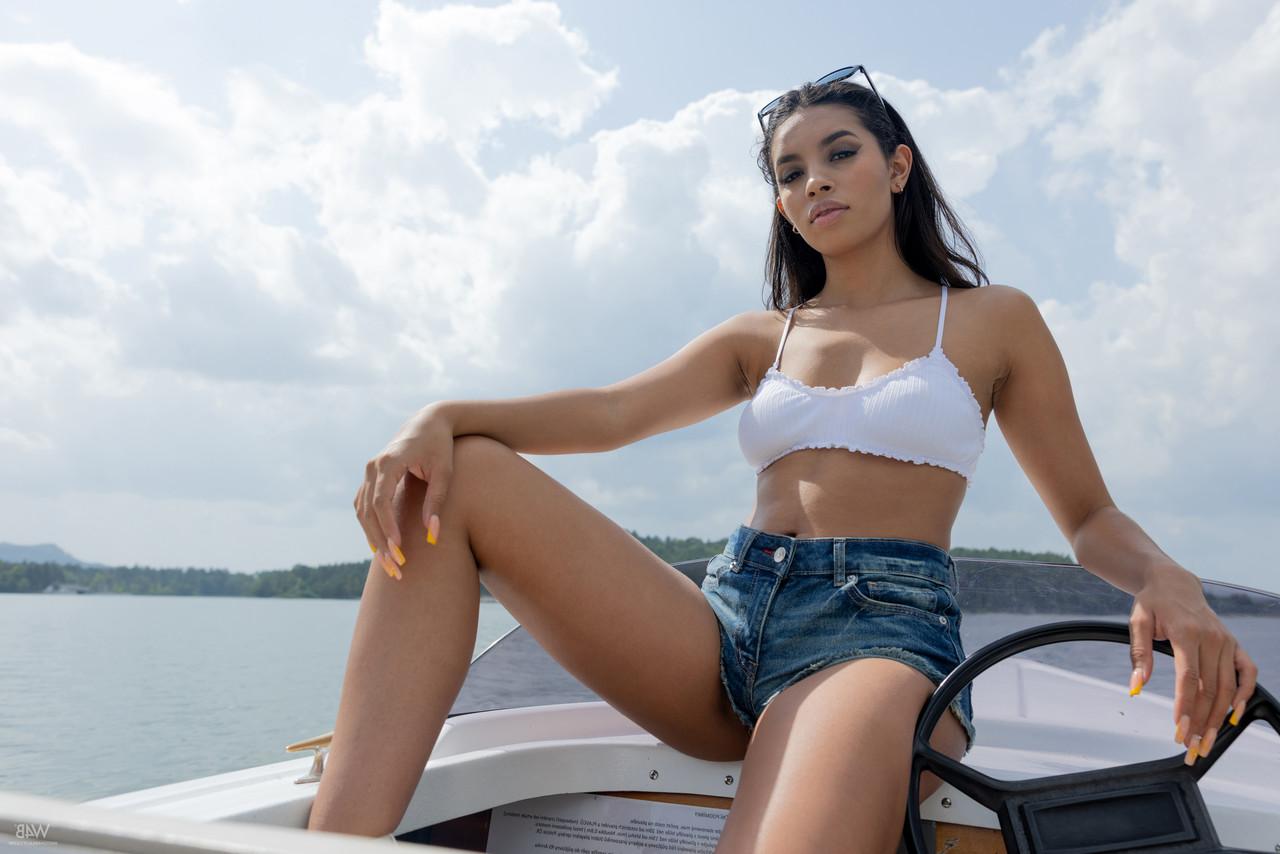20P Die glamouröse Latina Valery Ponce spreizt ihre beschnittene Muschi auf einem Boot