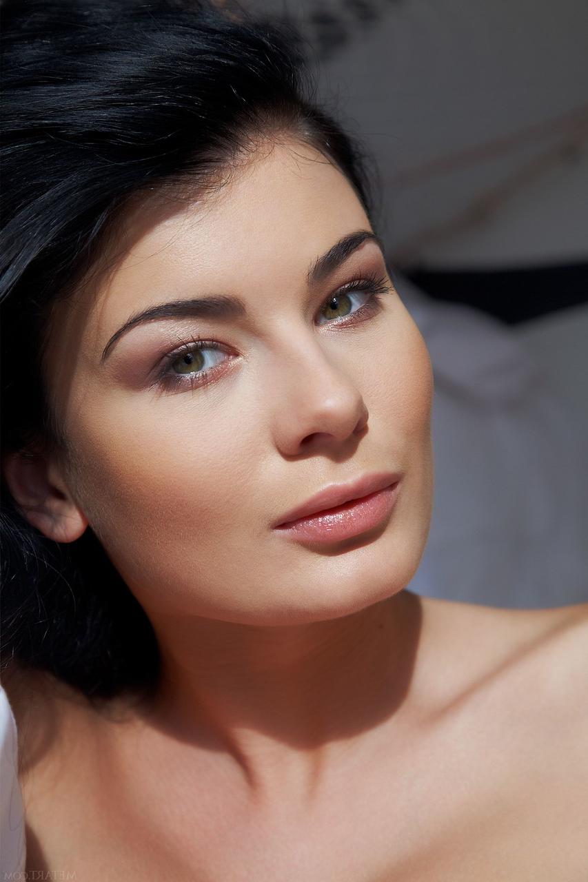 20P La belle fille nue Lucy Li donne des vues excitantes de sa chatte taillée.