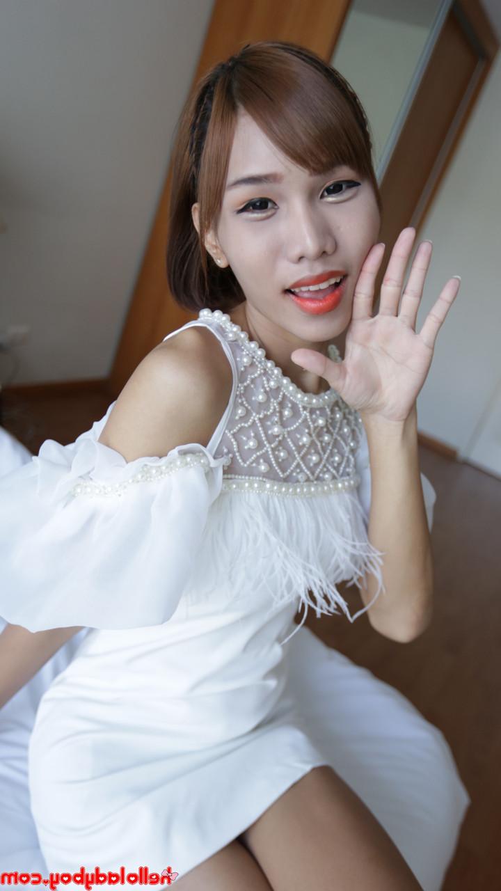 20P Transexual asiática delgada se quita el vestido blanco y posa desnuda en una habitación de hotel