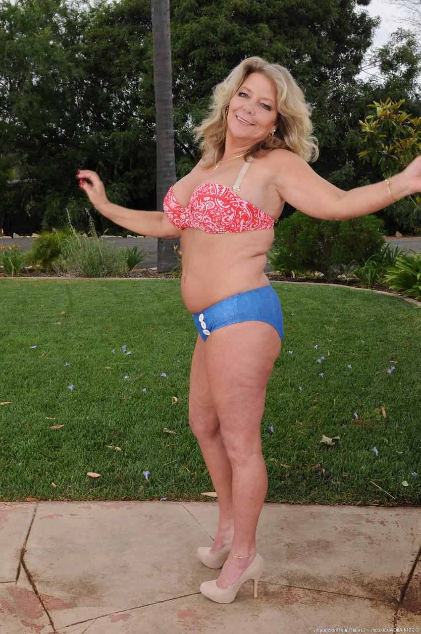 20P Die dicke Amateur-MILF Karen Summer entfesselt ihre großen Titten und spreizt ihren Biber