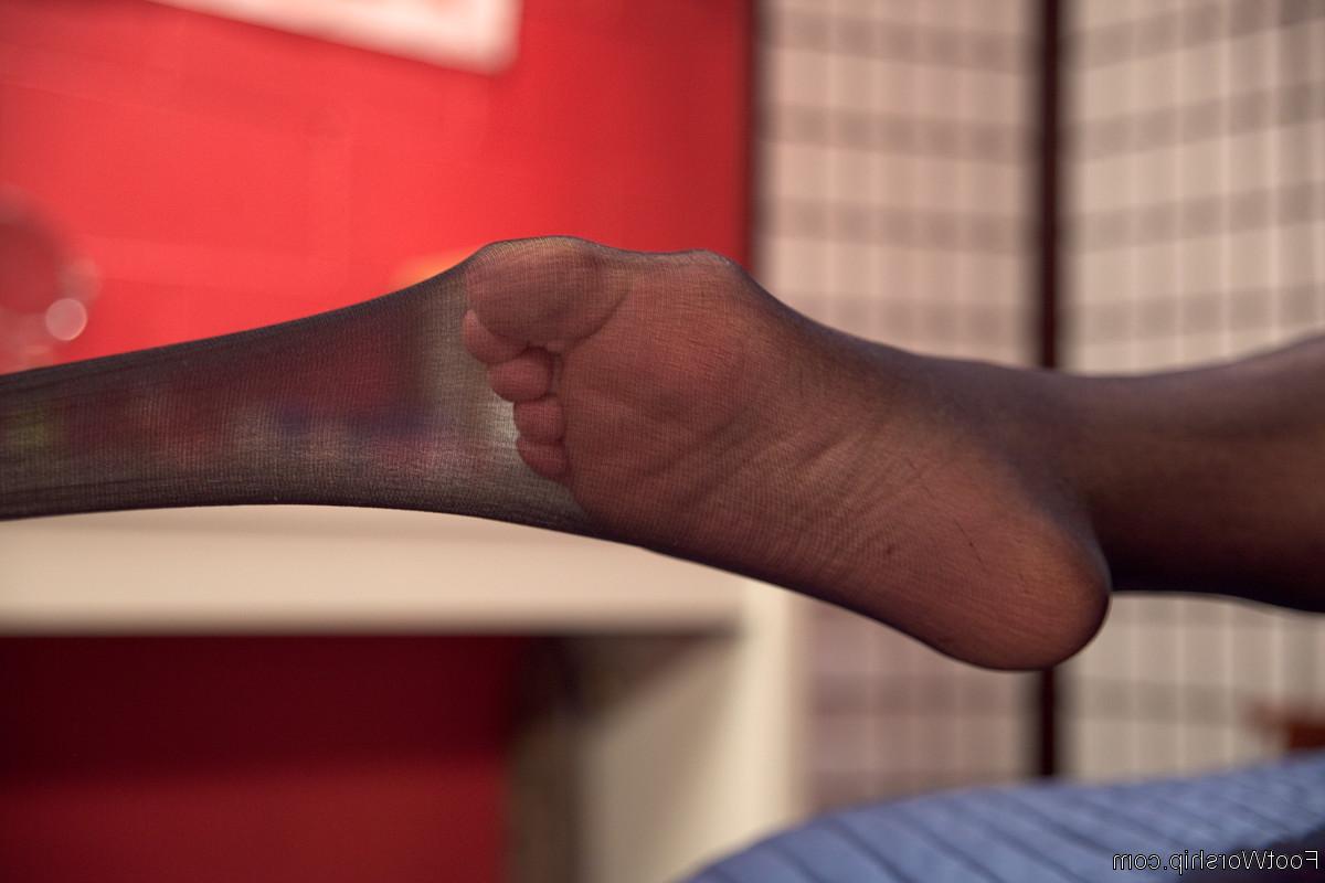 20P La MILF Dee Williams se deja adorar los pies por su hijastra Emma Haize