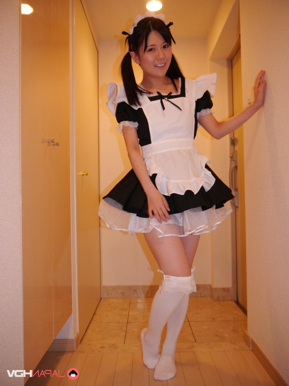 15P A linda empregada japonesa Mai Araki mostra sua buceta careca durante um show solo