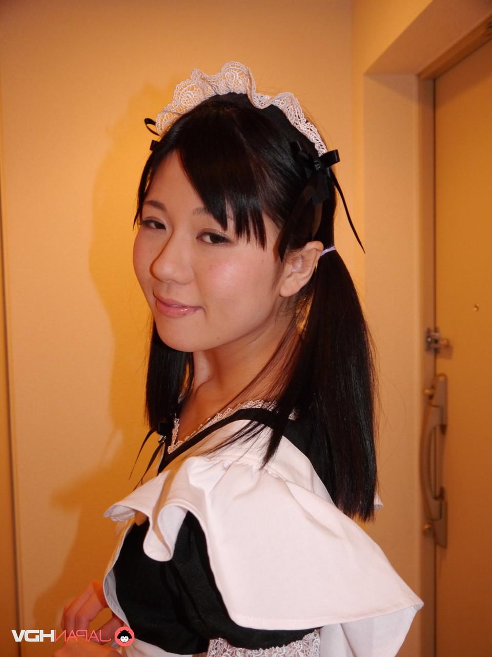 15P A linda empregada japonesa Mai Araki mostra sua buceta careca durante um show solo