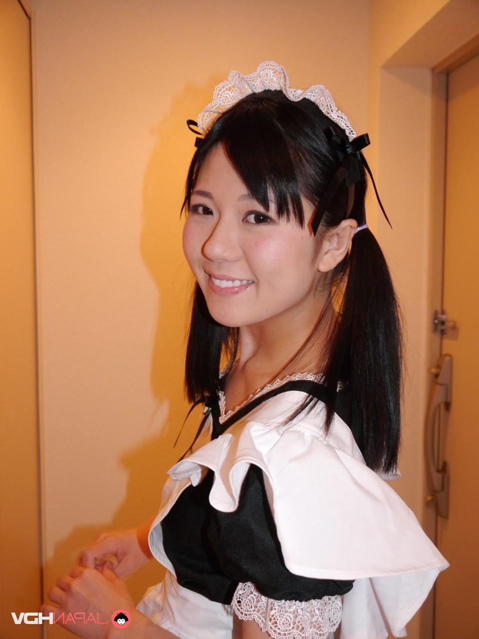15P A linda empregada japonesa Mai Araki mostra sua buceta careca durante um show solo
