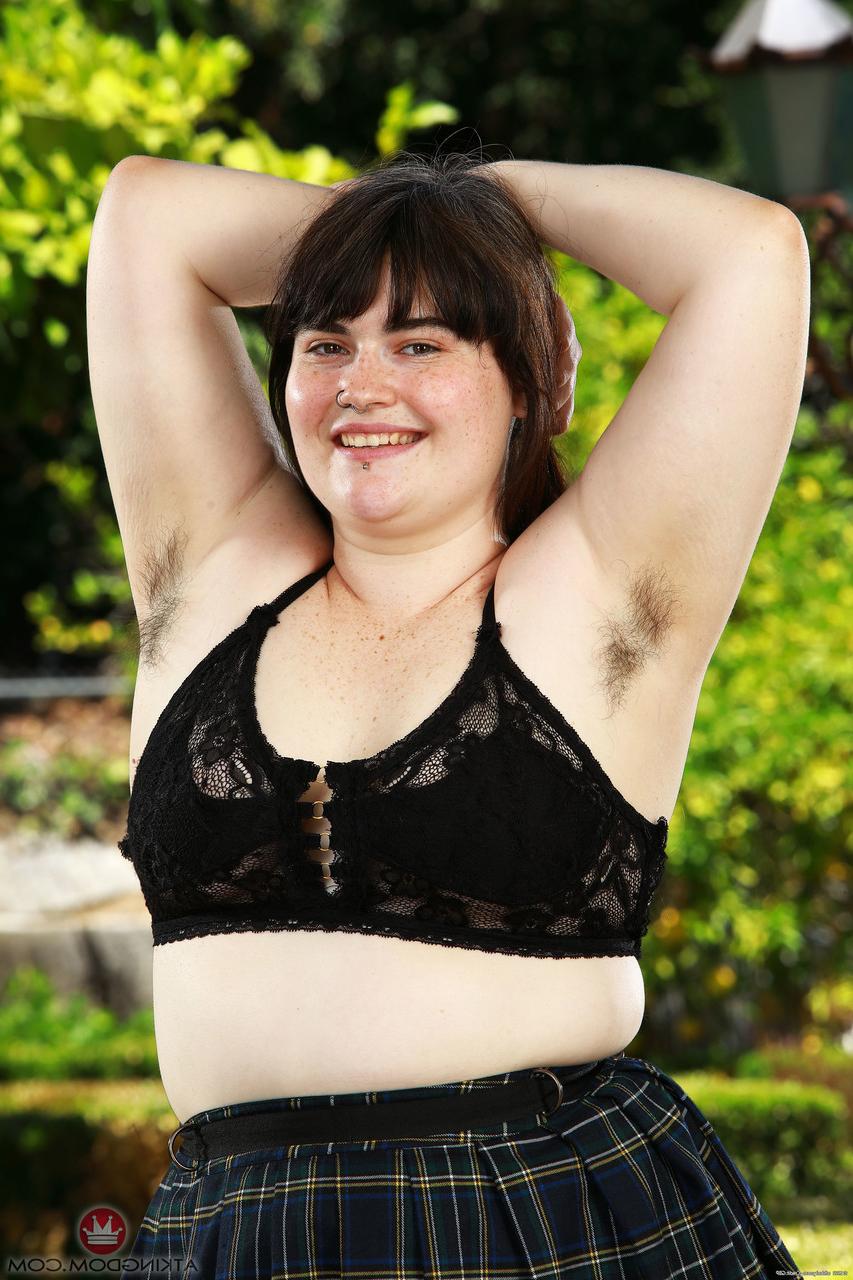 20P A jovem BBW Cece Lachey espalhando suas nádegas grandes e sua buceta peluda ao ar livre