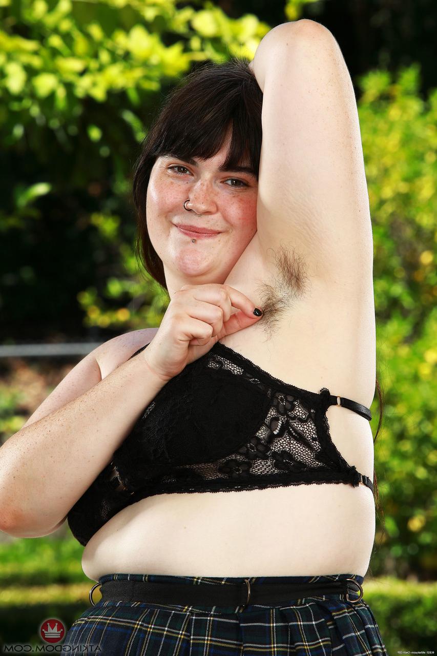 20P A jovem BBW Cece Lachey espalhando suas nádegas grandes e sua buceta peluda ao ar livre