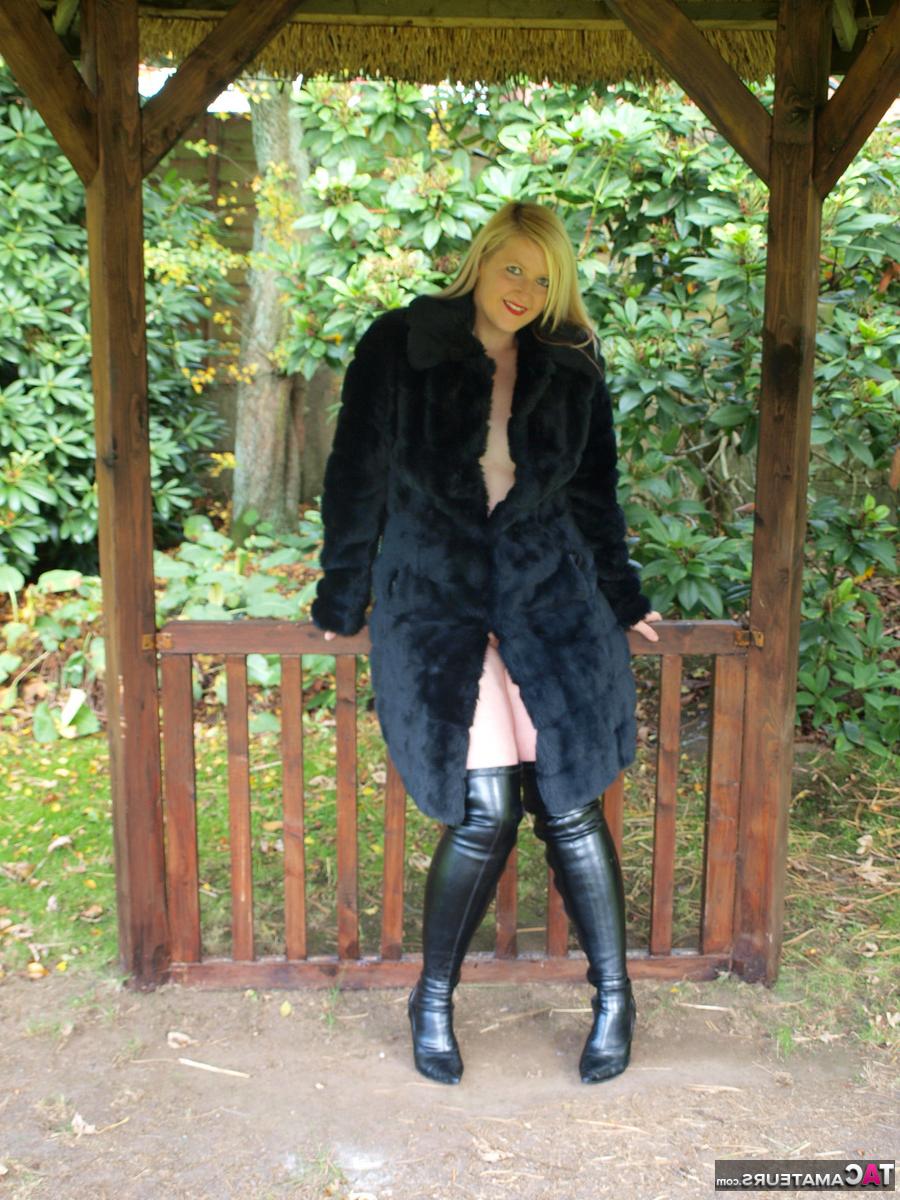 16P Die dicke Blondine Samantha wandert nackt durch einen Hinterhof und trägt schwarze OTK-Stiefel