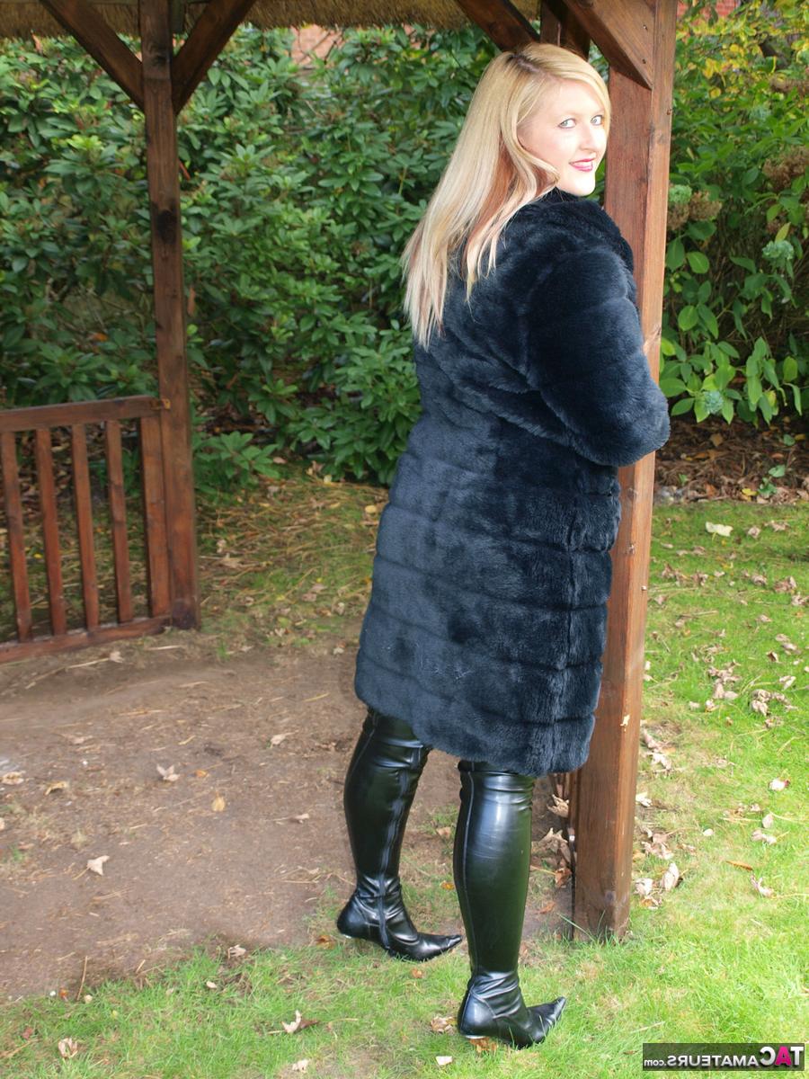16P Die dicke Blondine Samantha wandert nackt durch einen Hinterhof und trägt schwarze OTK-Stiefel