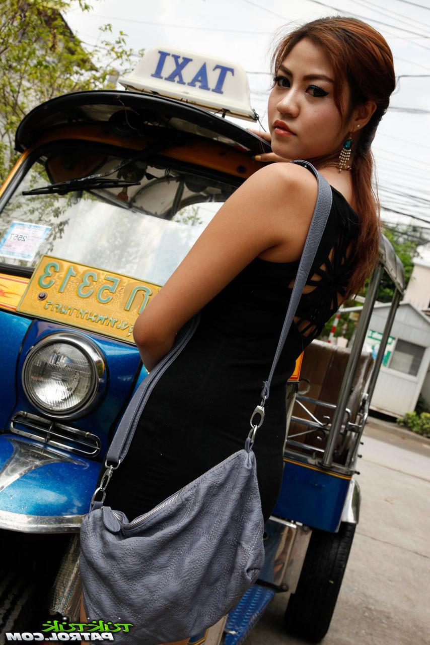 16P Une jolie fille thaïlandaise locale vêtue d'une jolie robe se fait arrêter dans la rue