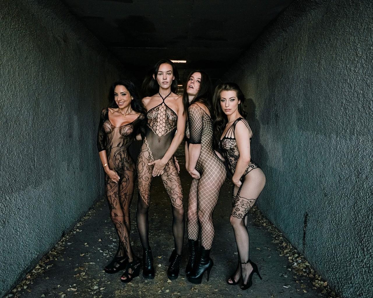 20P A doce adolescente magra Abbie Maley e seus amigos excitados exibem suas bundas gostosas