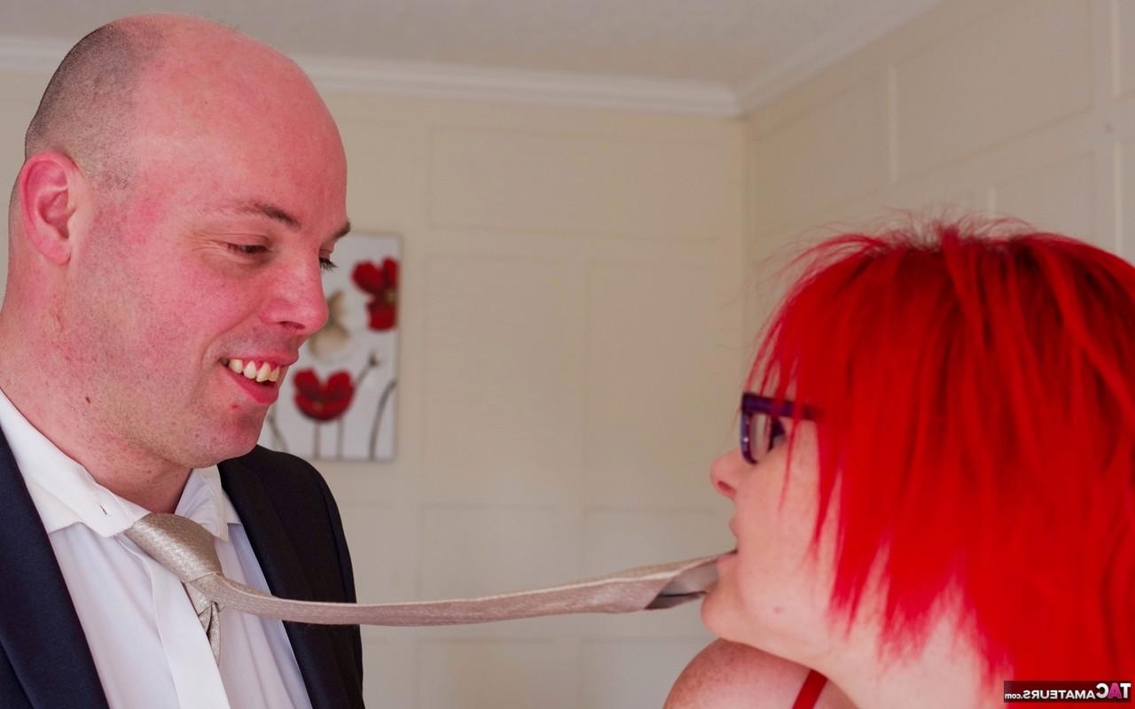 16P A britânica Mollie Foxxx ostenta o cabelo tingido enquanto beija um homem