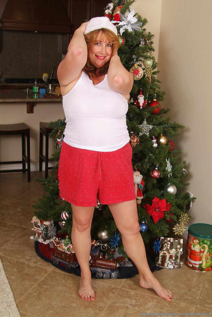 20P Marishka gorda e madura mostra seus peitos grandes e sua buceta peluda no Natal