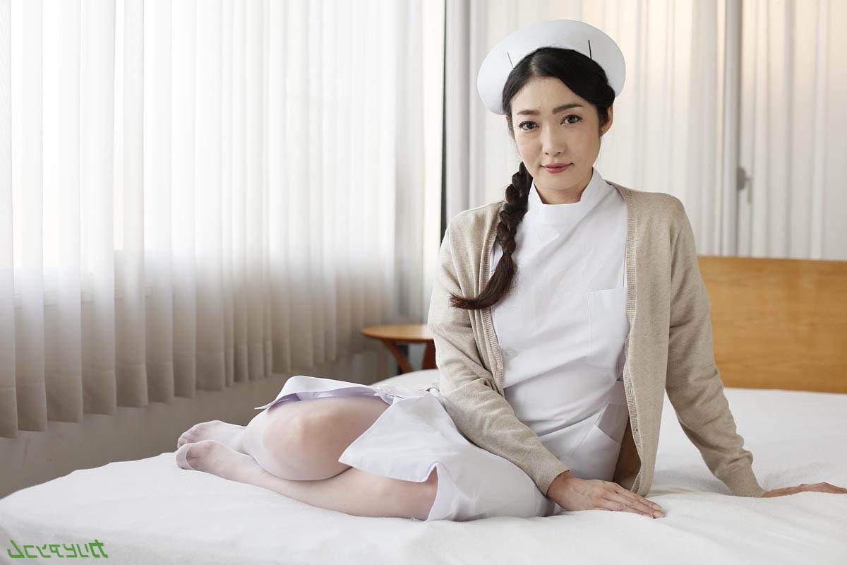 20P La caliente enfermera japonesa Ryu Enami se masturba antes de ser deshuesada y llena de leche