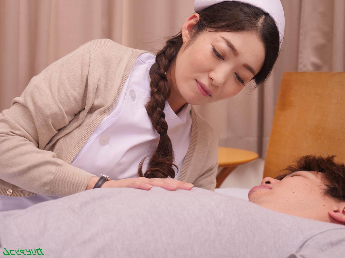 20P La caliente enfermera japonesa Ryu Enami se masturba antes de ser deshuesada y llena de leche