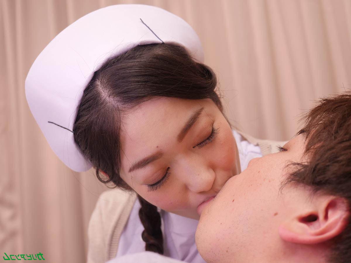 20P La caliente enfermera japonesa Ryu Enami se masturba antes de ser deshuesada y llena de leche