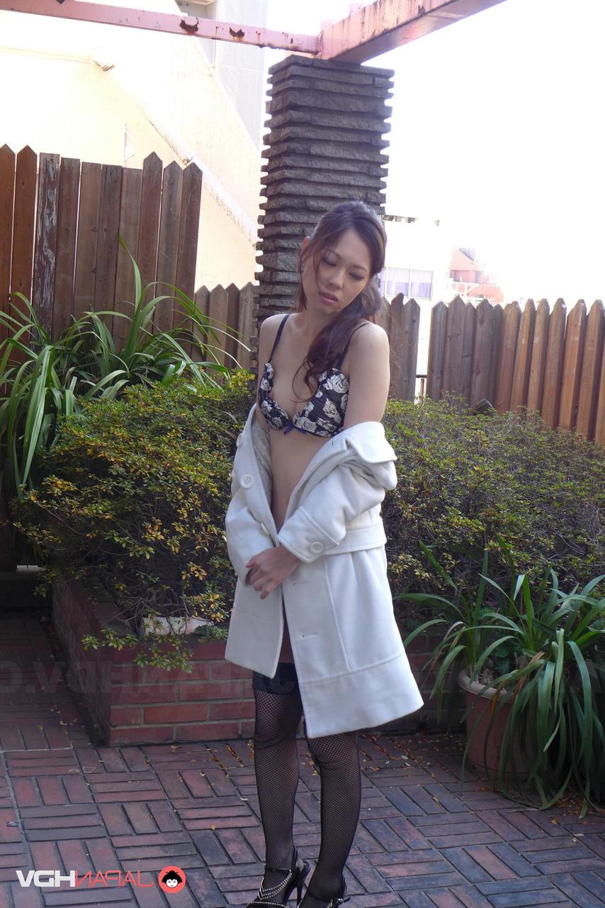 20P La coquine asiatique Misaki Yoshimura pisse et montre ses seins en plein air.