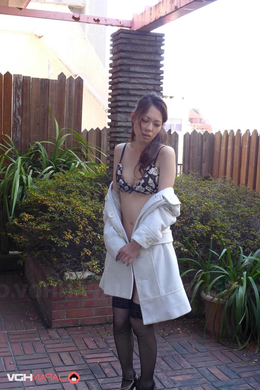 20P La coquine asiatique Misaki Yoshimura pisse et montre ses seins en plein air.