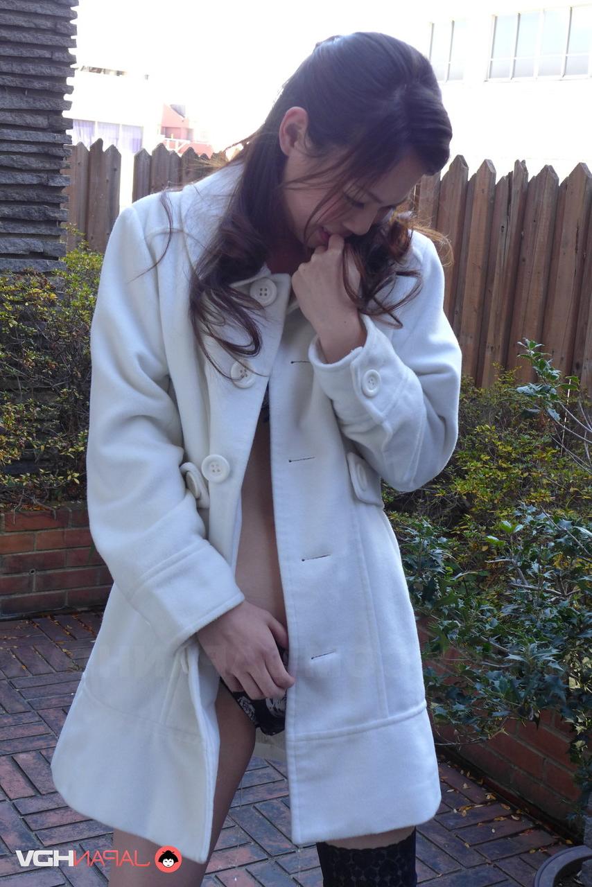 20P La coquine asiatique Misaki Yoshimura pisse et montre ses seins en plein air.