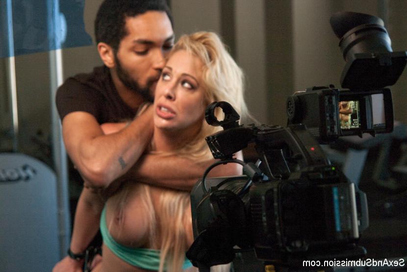 15P Loira atlética é forçada a fazer sexo em cativeiro por um fotógrafo