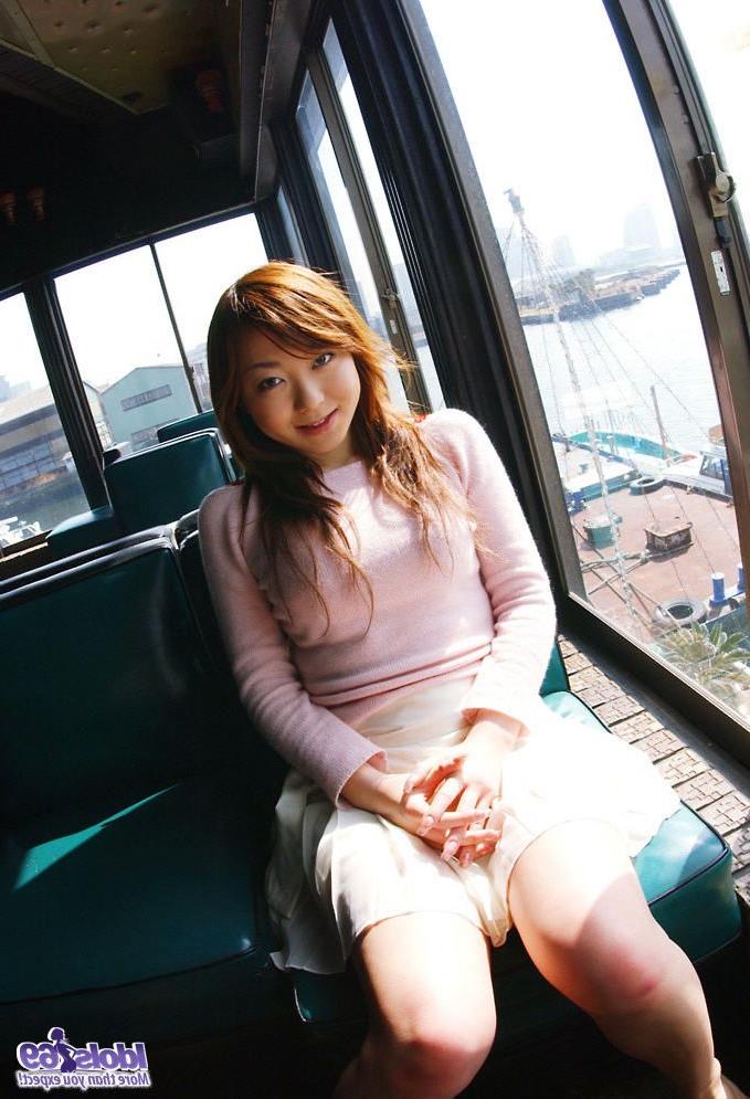 16P A linda garota japonesa ruiva Yumi fica quase nua durante a ação solo