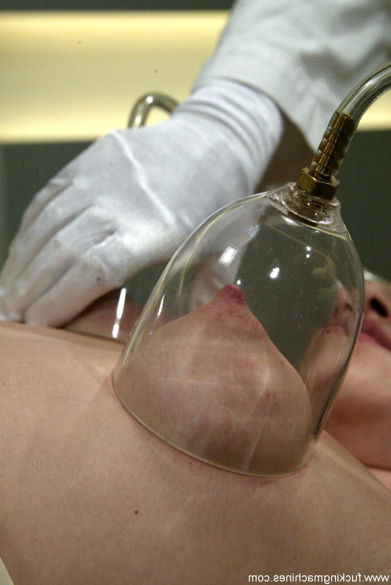 17P A bela adormecida Sarah Blake algemada a uma maca para uma máquina de foder com vibrador
