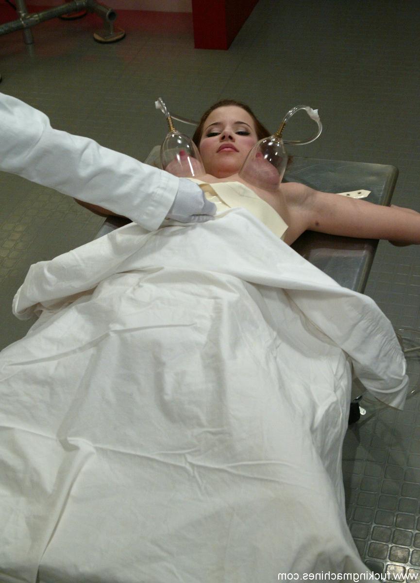 17P A bela adormecida Sarah Blake algemada a uma maca para uma máquina de foder com vibrador