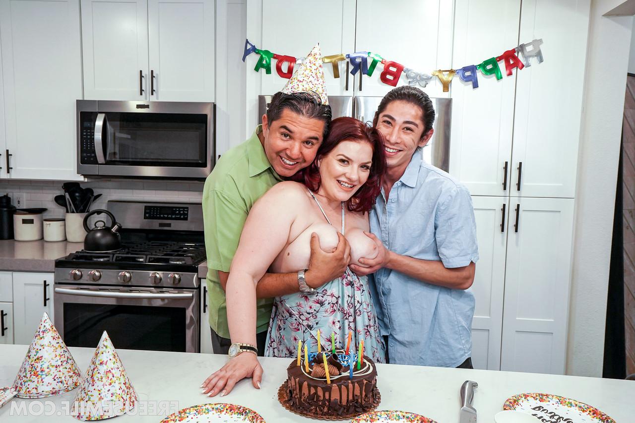 20P Die mollige MILF Maximus hat an seinem Geburtstag wilden Sex mit ihrem Stiefsohn