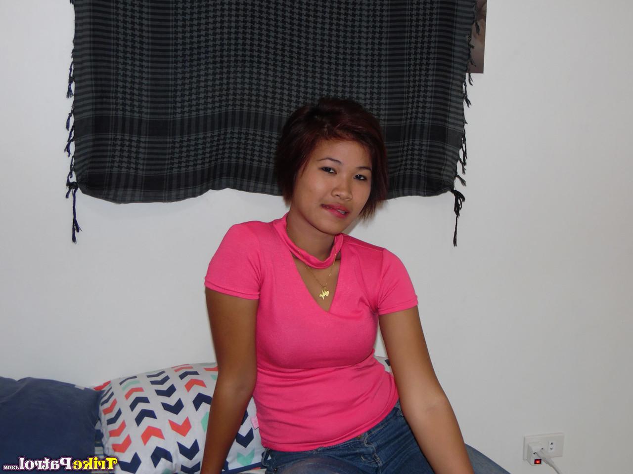 16P Die asiatische Teenagerin Stella zieht sich aus, um vor dem Sex auf einem Bett mit einem Weißen zu duschen