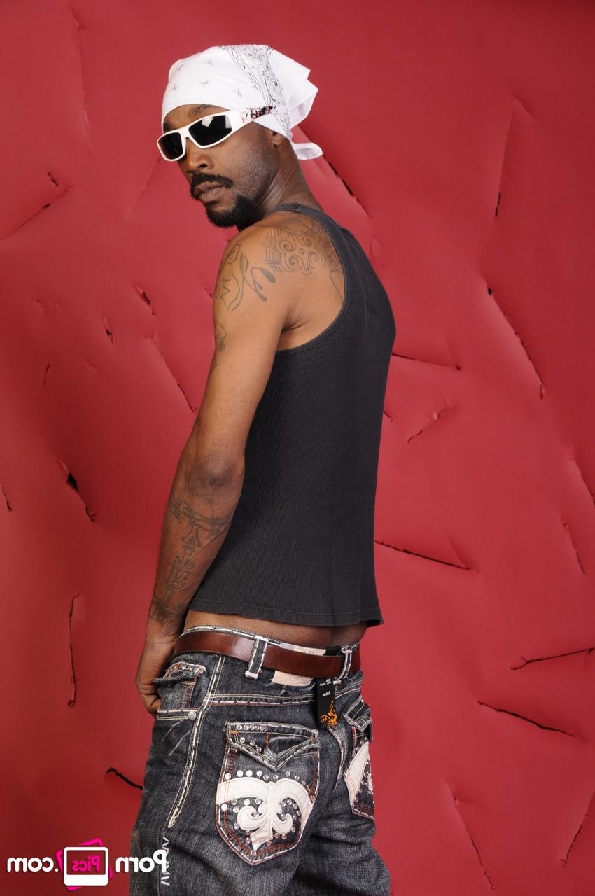 20P O gay negro Slug mostra seu pau enorme antes de posar com seu amante branco
