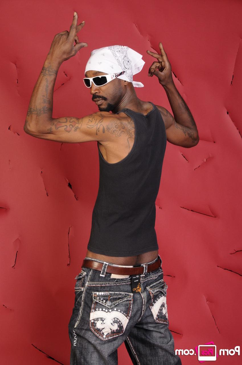 20P O gay negro Slug mostra seu pau enorme antes de posar com seu amante branco