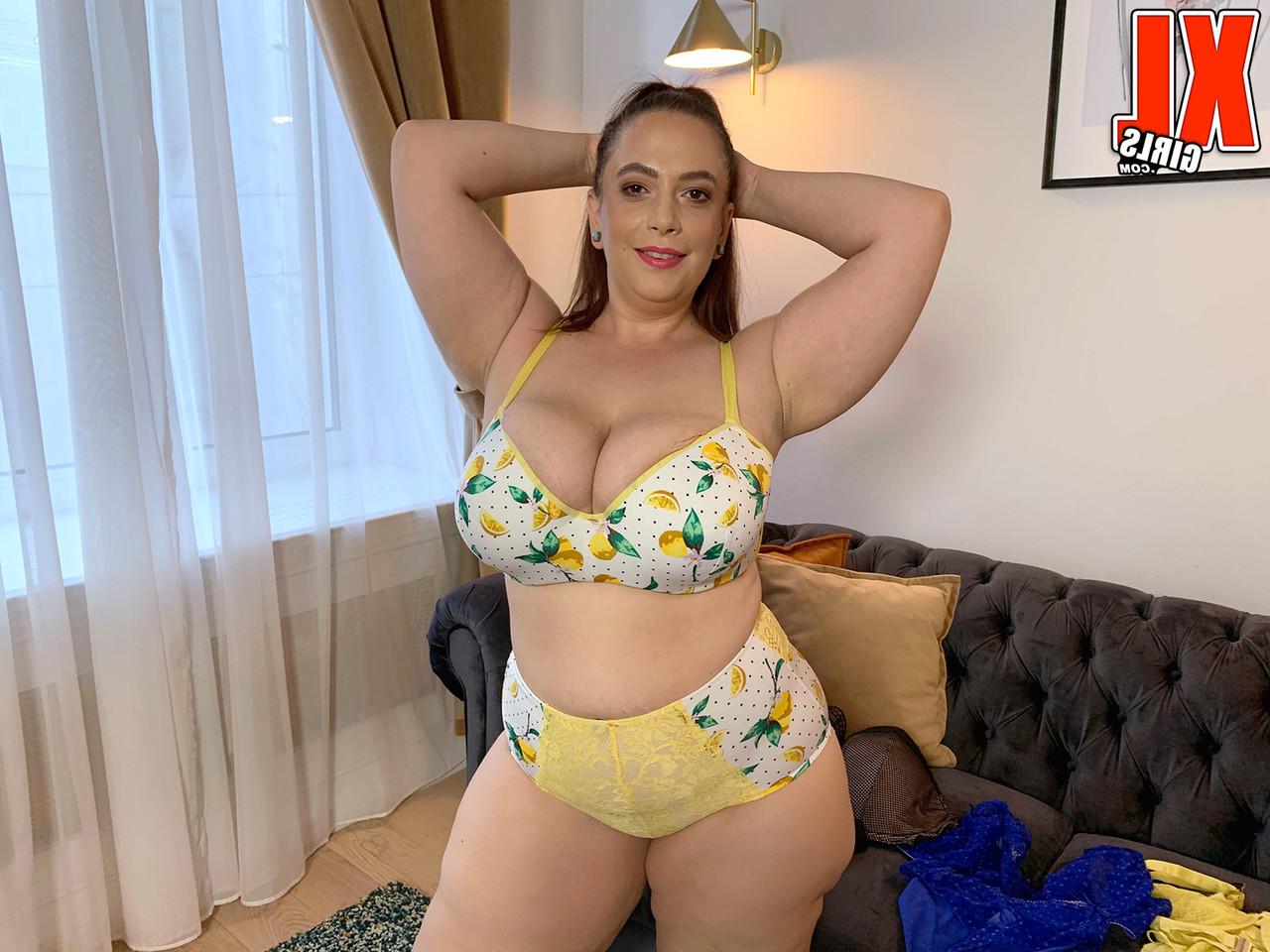 16P BBW Mia Sweetheart modela lingerie antes de aplicar loção em seus peitos enormes