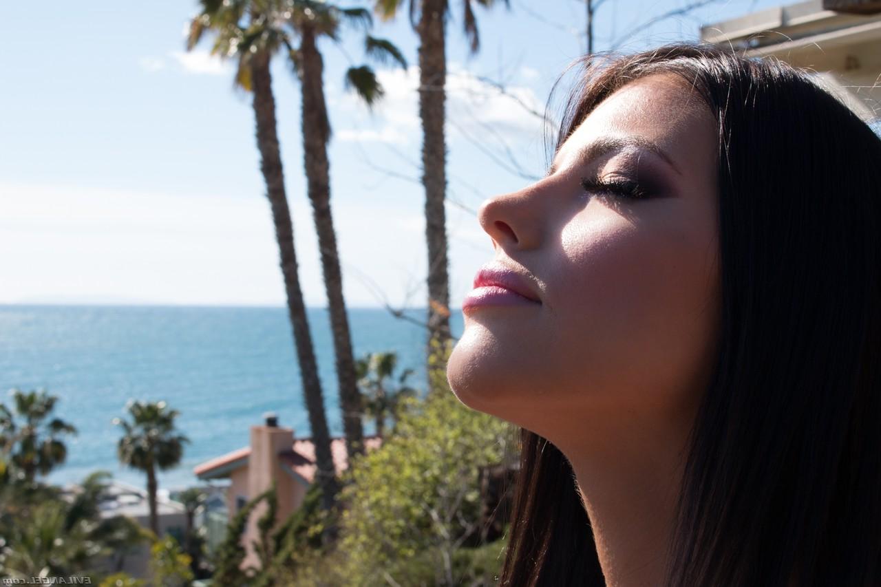 17P A bela estrela pornográfica Adriana Chechik se despe para expor sua bunda ao sol