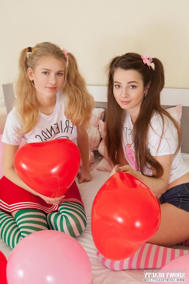 20P Les jeunes lesbiennes Amy et Angela enlèvent ensemble leurs hauts de cuisse rayés.