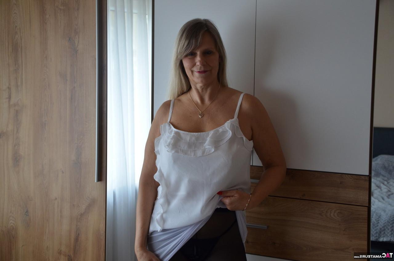 16P A loira de meia-idade Sweet Susi fica nua enquanto usa um plug anal