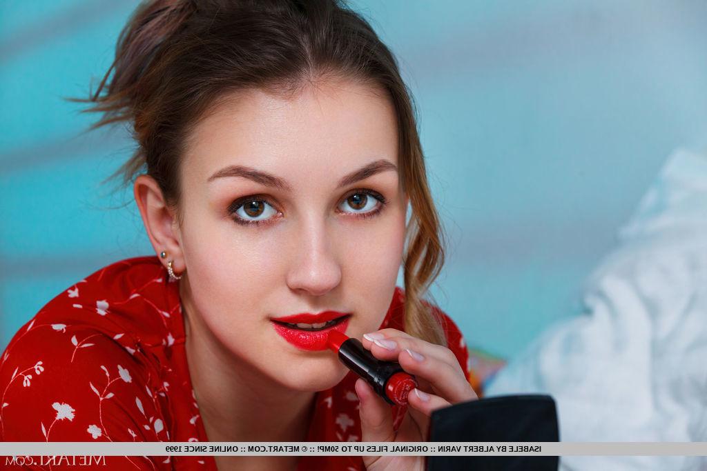 18P A linda adolescente Isabele ostenta lábios vermelhos enquanto fica completamente nua