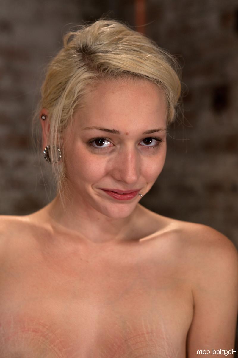 20P La blonde mince Rylie Richman se fait ligoter et baiser le visage sur une chaise.