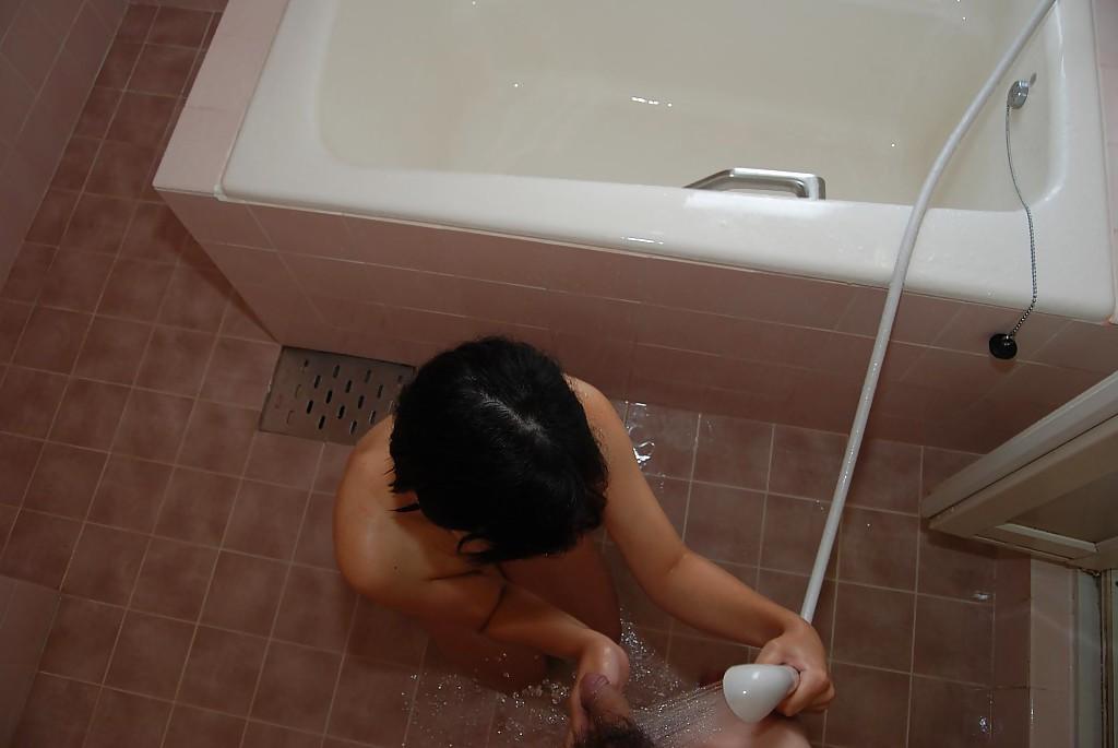 16P Suja asiática MILF dá um boquete e leva sua vulva raspada a bater forte