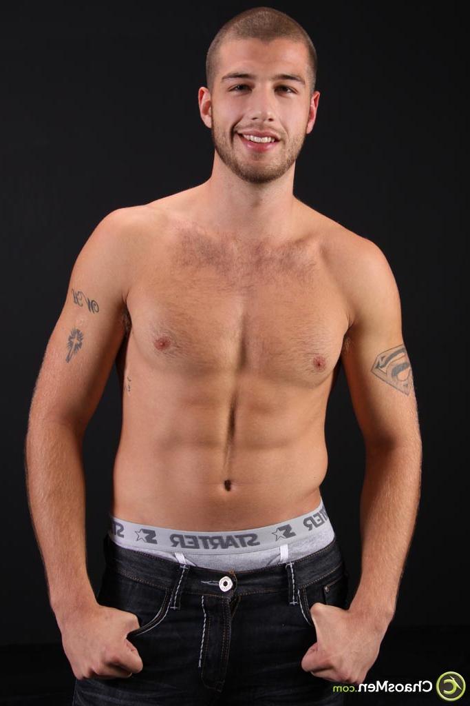 20P Le beau mec Quinn montre son corps nu athlétique et sa grosse bite