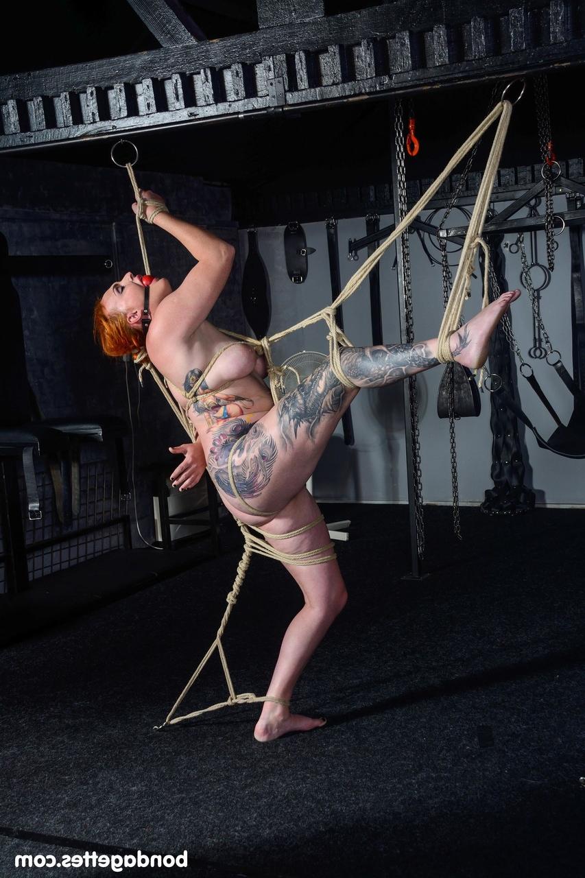 20P La pelirroja alta y gordita Chloe Davies es atada y castigada en acción BDSM