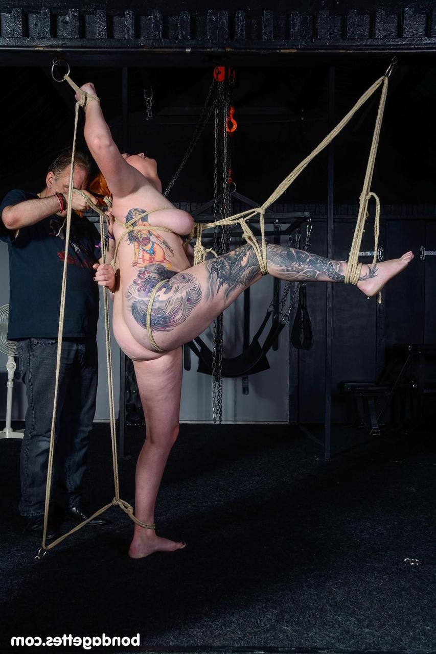 20P La pelirroja alta y gordita Chloe Davies es atada y castigada en acción BDSM