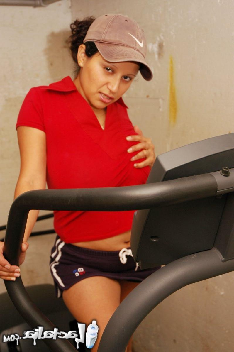 15P Garota latina descobre seus peitos grandes enquanto se exercita em uma máquina