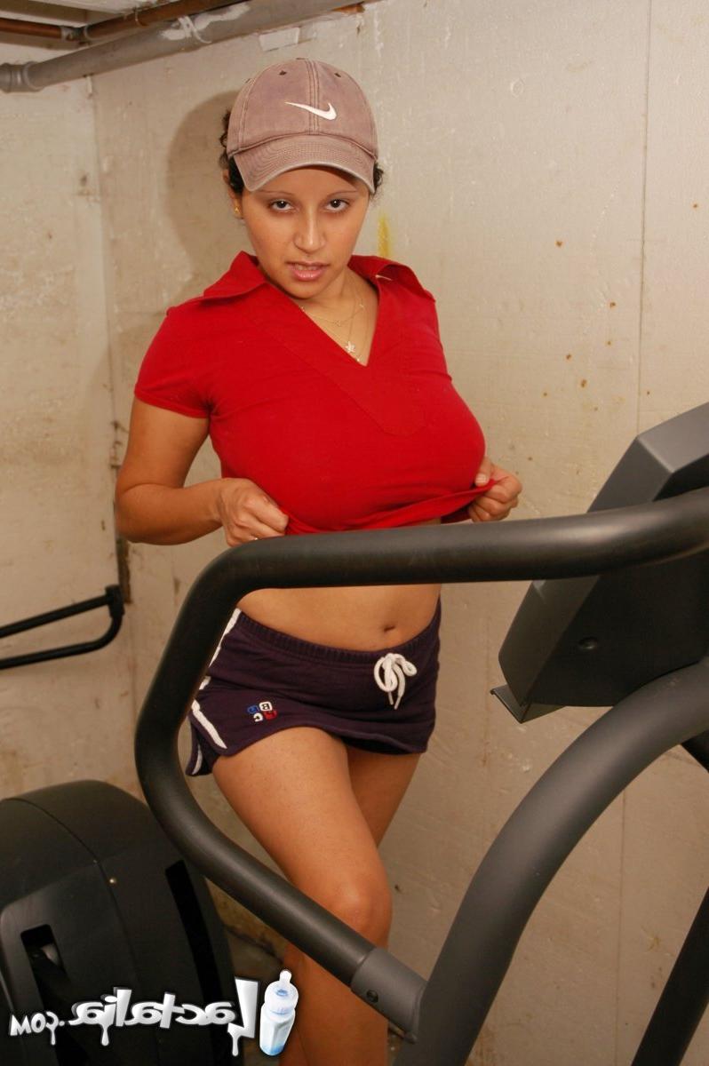 15P Garota latina descobre seus peitos grandes enquanto se exercita em uma máquina